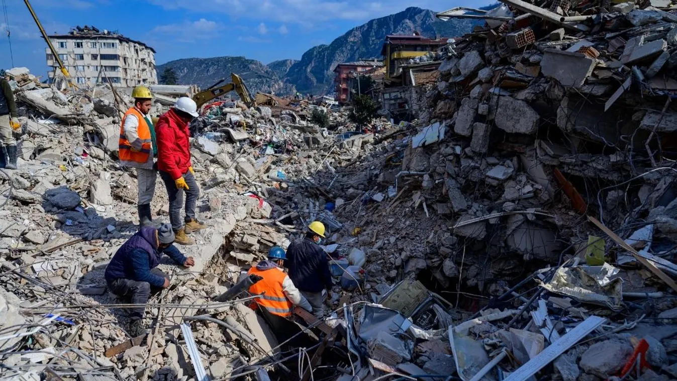 Két hónappal a földrengés után újra együtt anya és babája