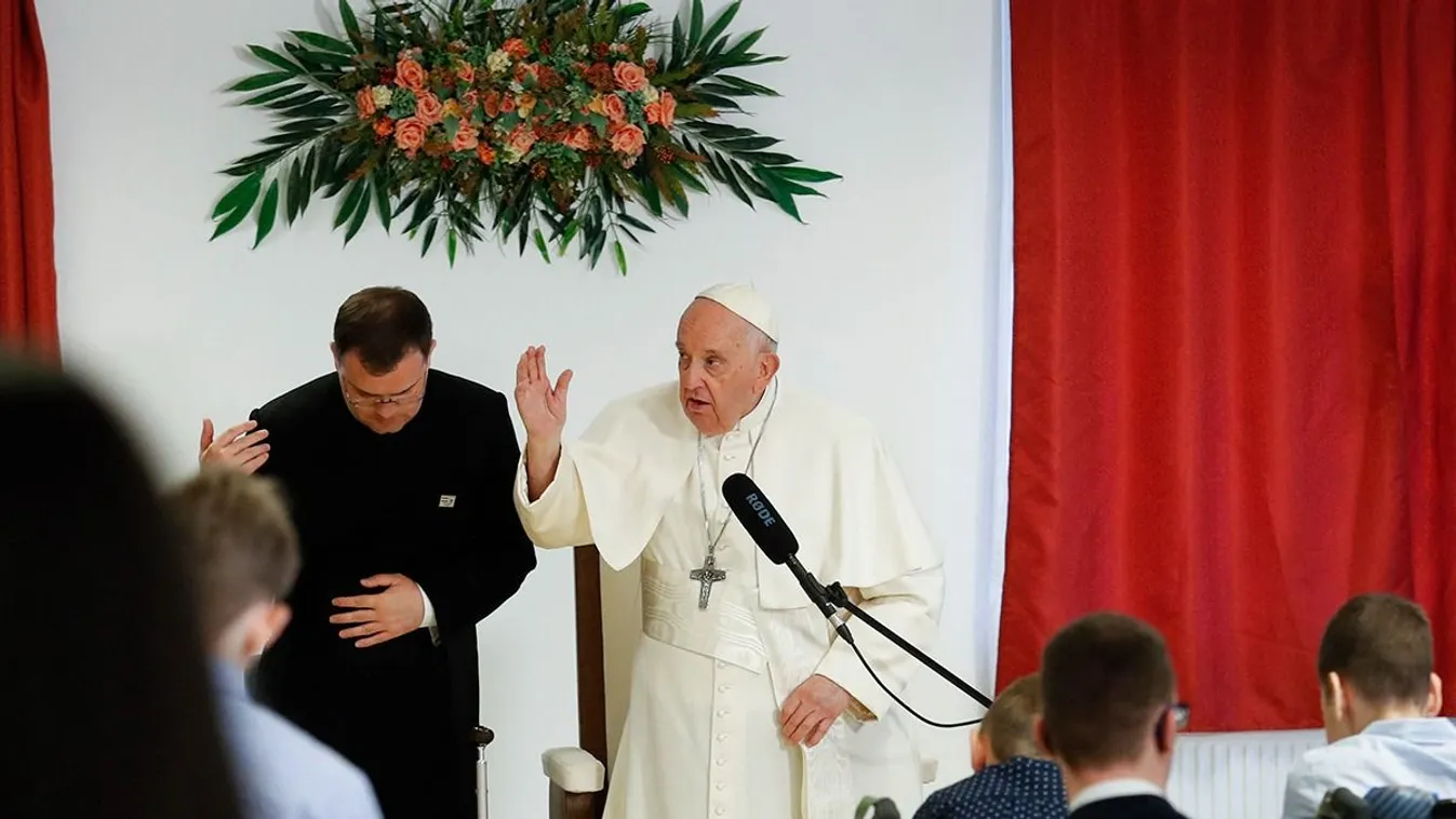 Ferenc pápa ajándékot vitt a gyerekeknek