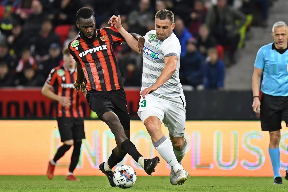 Se Gomis (balra), de a többi Honvéd-játékos nem tudta tartani Böde Dánielt