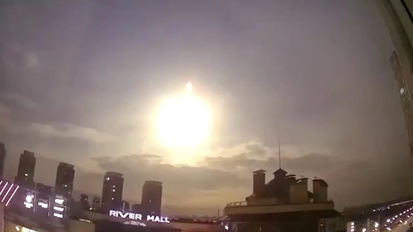 Hihetetlen felvétel: UFO tűnt fel az égen