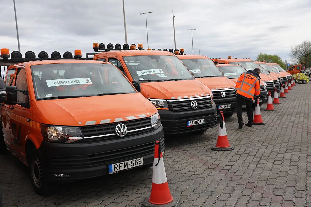  21 munkagépből álló konvoj