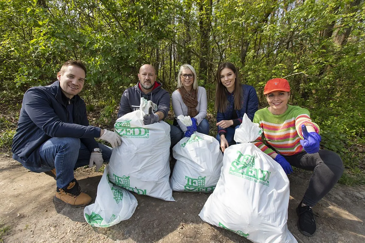 szemetet szedtek a hír tv sztárjai