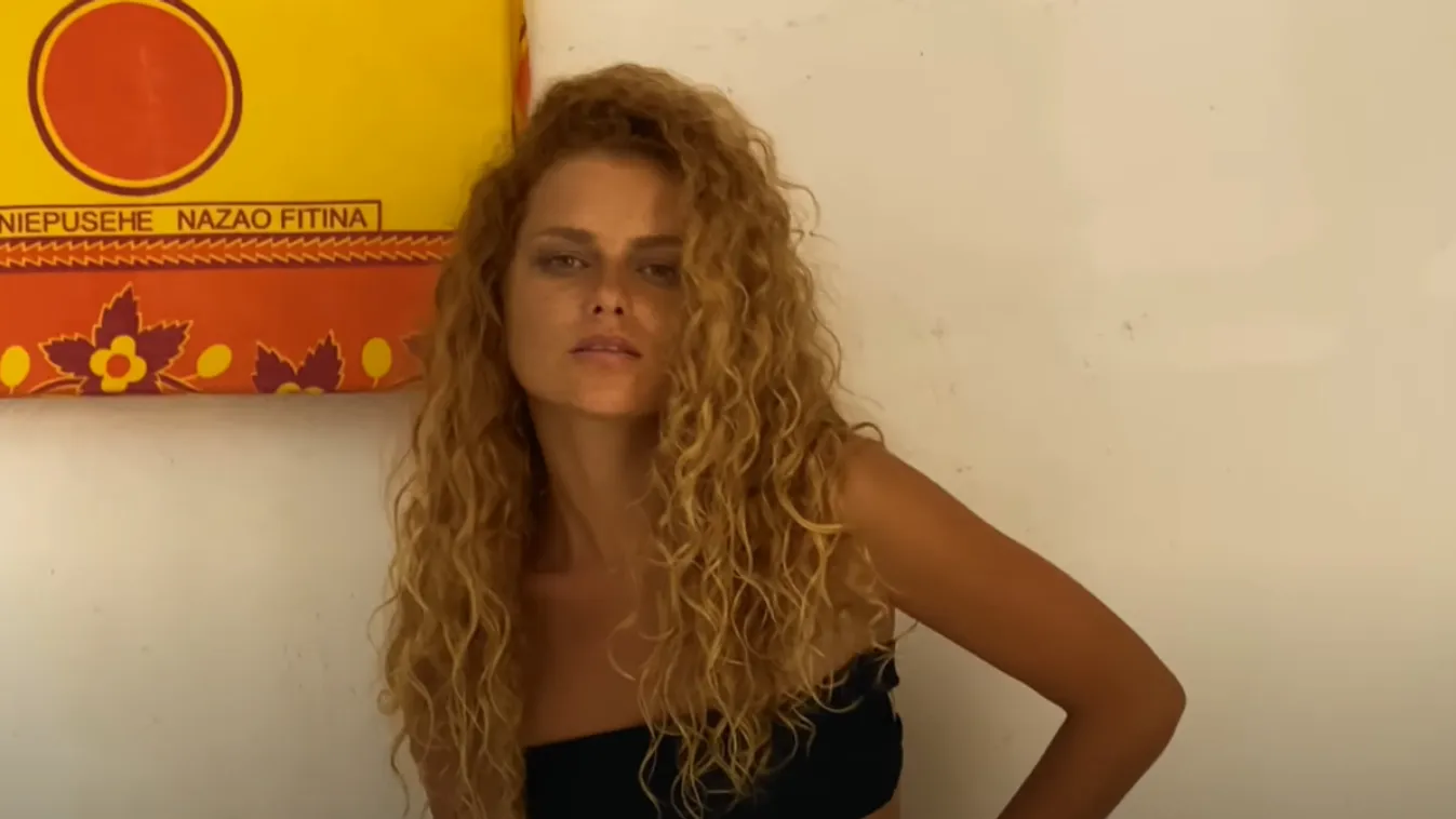 Teljesen pucérra vetkőzött a strandon az almamellű álomnő