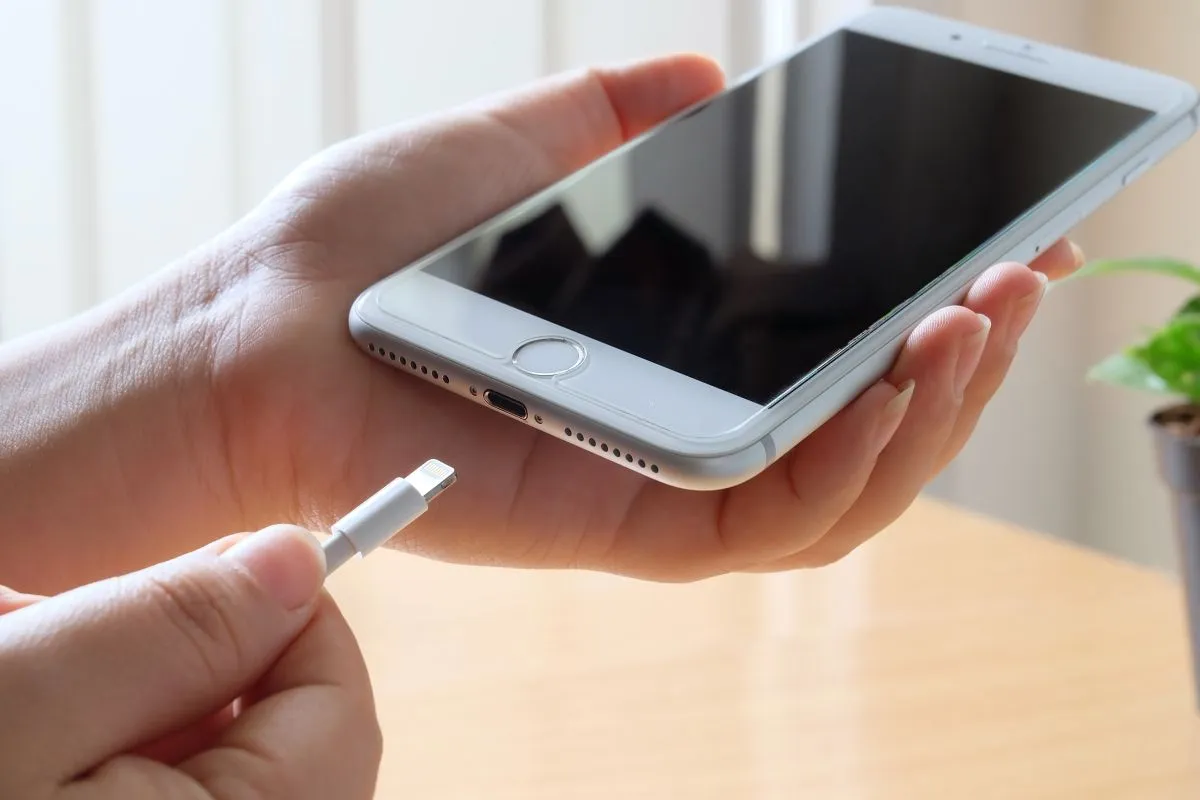 telefon, mobiltelefon, okostelefon, telefon töltés, iPhone, Apple, 