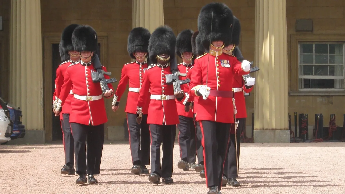 Sokkoló: kiakadt a király testőre, turisták előtt üvöltözött