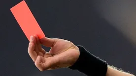 Halálra verték a focibírót egy piros lap miatt, itt vannak a legdurvább videók