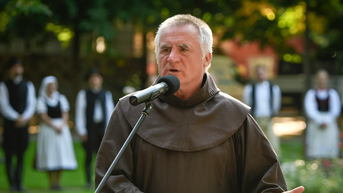 Böjte atya 100 gyermekkel vesz részt a pápai misén