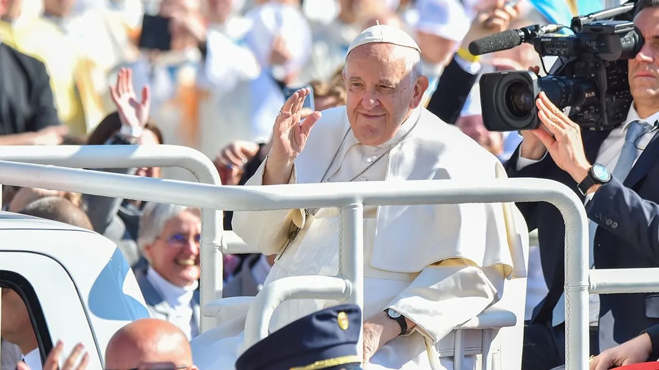 Hordágyon vittek el egy nőt Ferenc pápa miséjéről