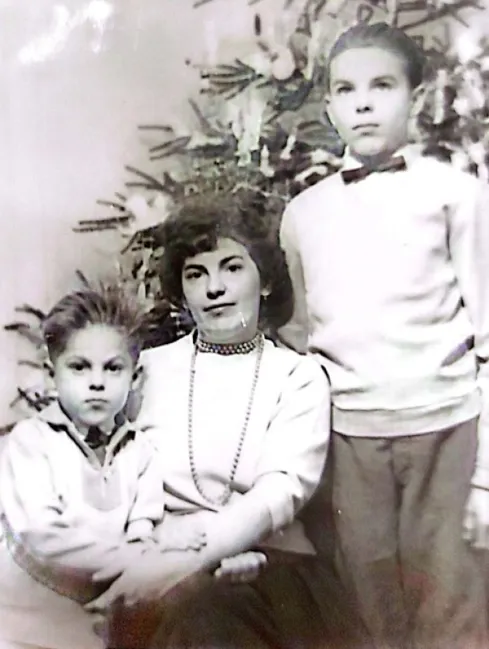 Leblanc Győző édesanyjával és öccsével