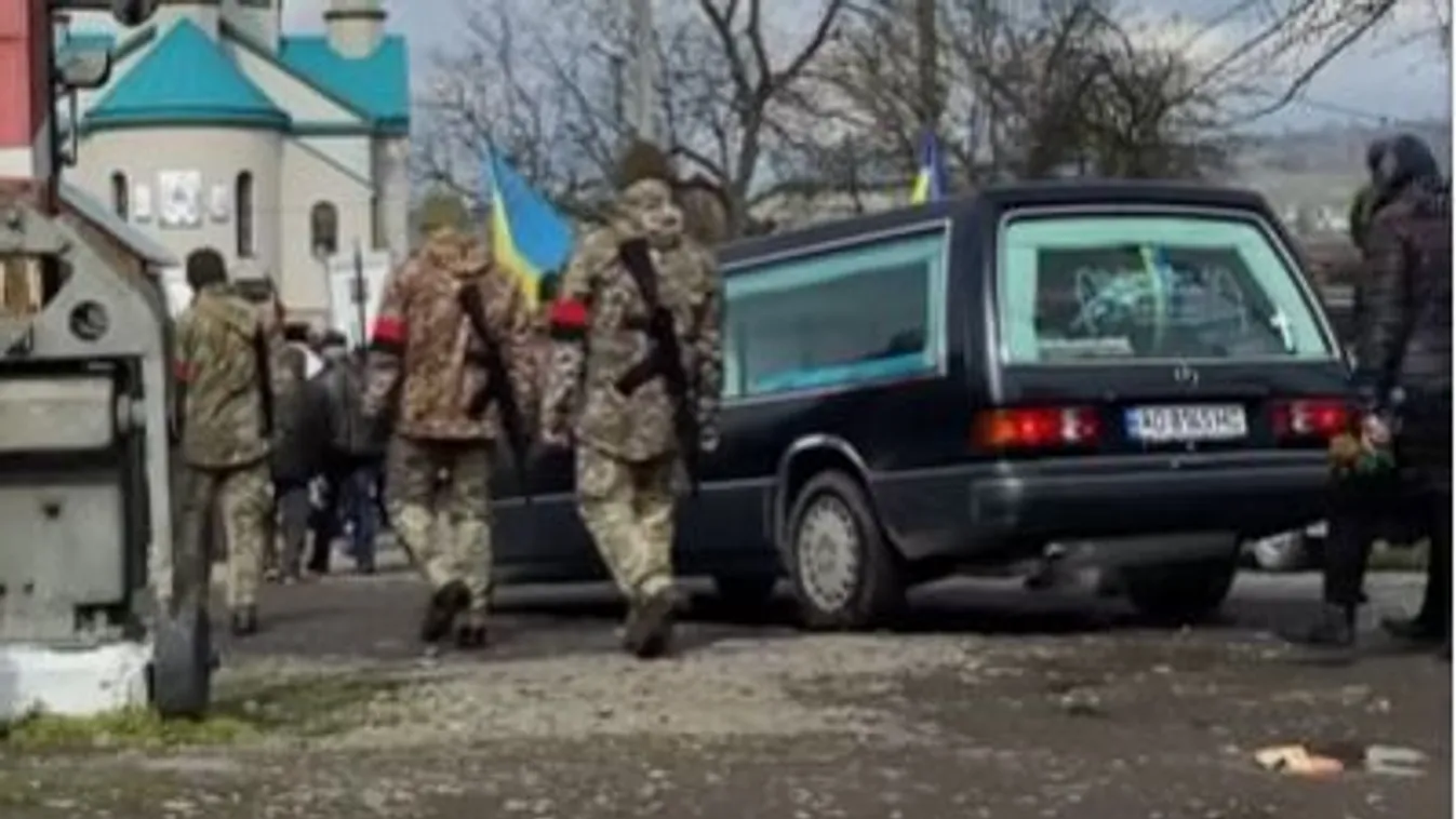 Nyitott koporsóban temették el a kárpátaljai hős katonát