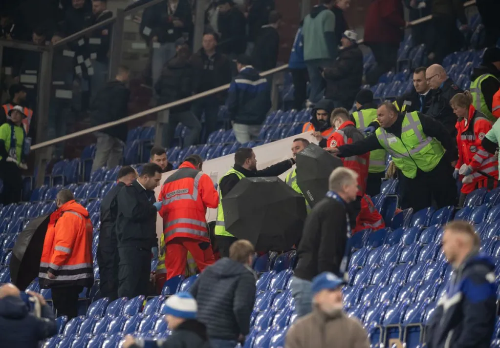 Esernyőkkel és paravánnal takarták el a drámai történéseket