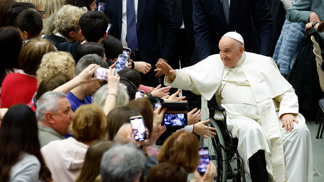 Rámpán tolják fel a színpadra a pápát