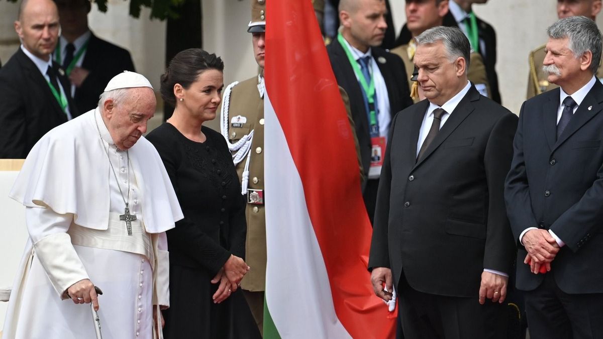 Orbán Viktor unokája kezet fogott a pápával - Fotó