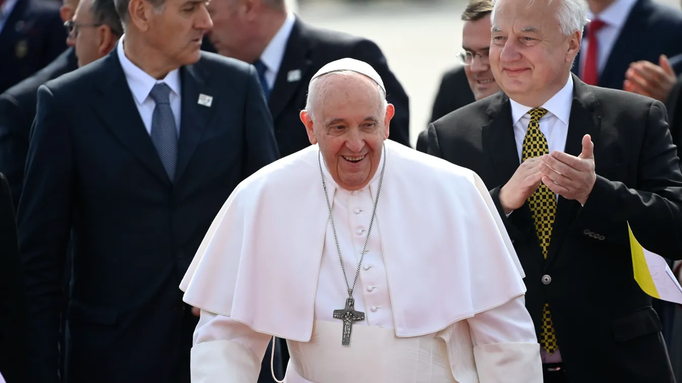 Ferenc pápa megérkezett Budapestre