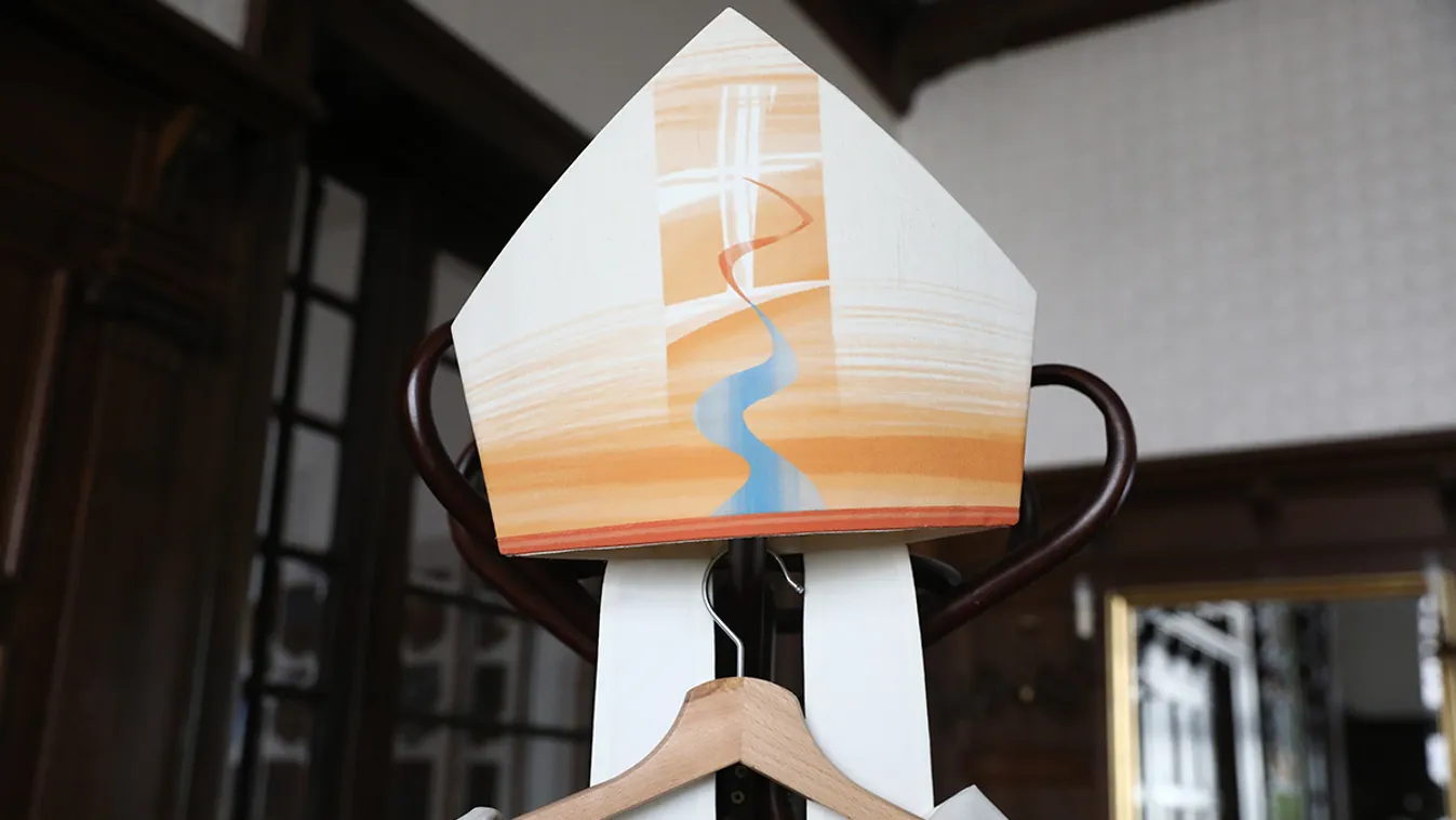 Rejtélyes ábrák díszítik a pápa budapesti miseruháját: videó