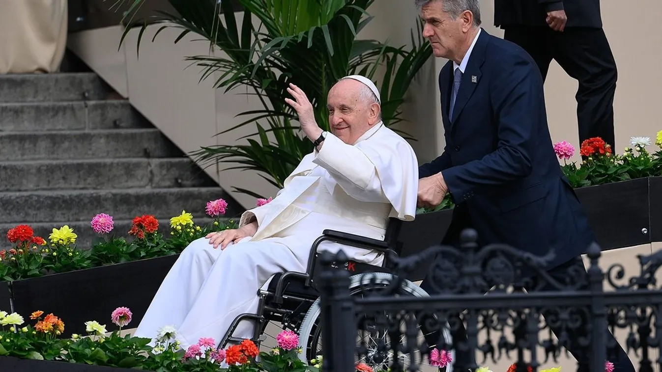 Ferenc pápa kezet csókolt a kerekesszékes papnak
