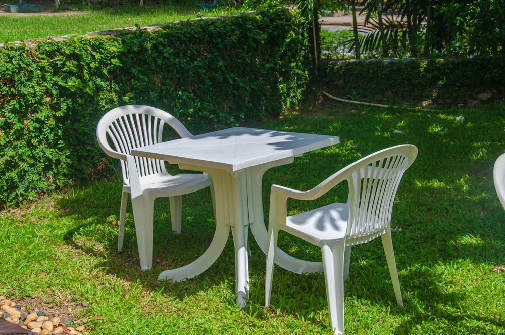 Table,And,Chairs,In,The,Garden