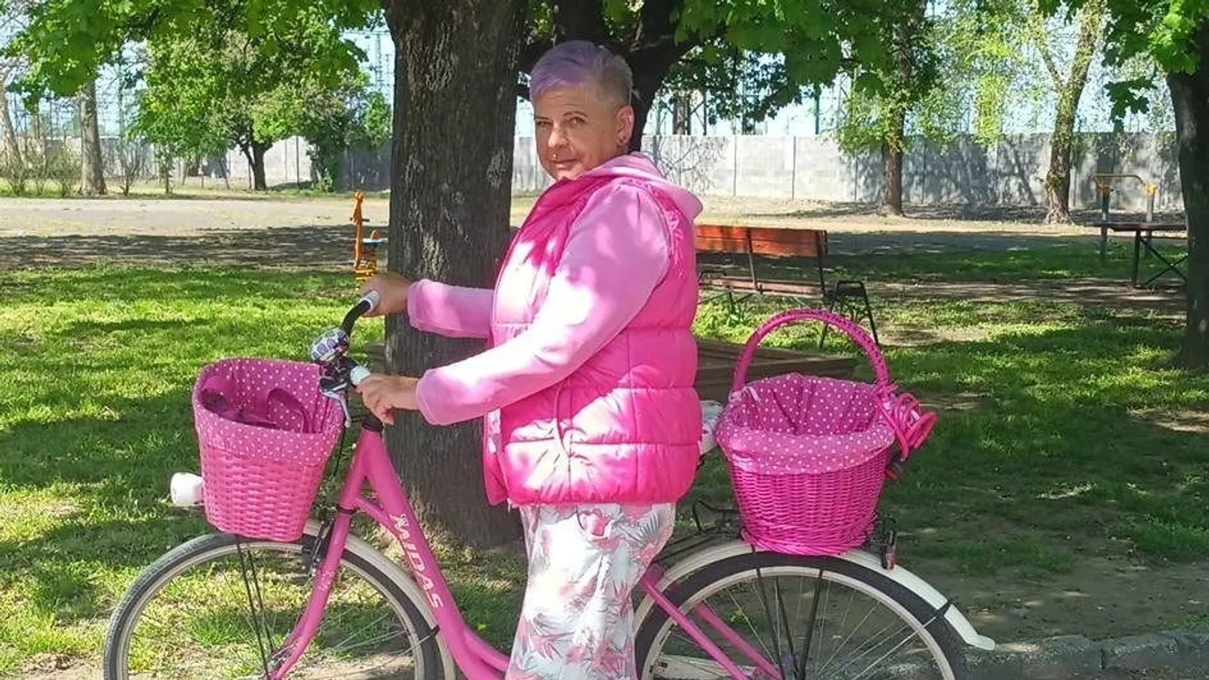 Mindene rózsaszín az 57 éves Marcsinak