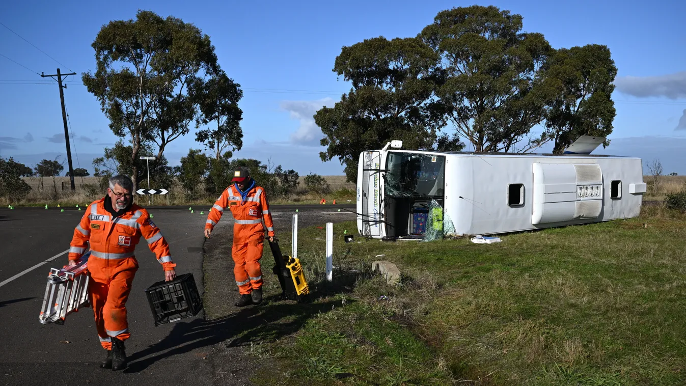 Teherautó rohant iskolabuszba, tanárok mentették a diákokat