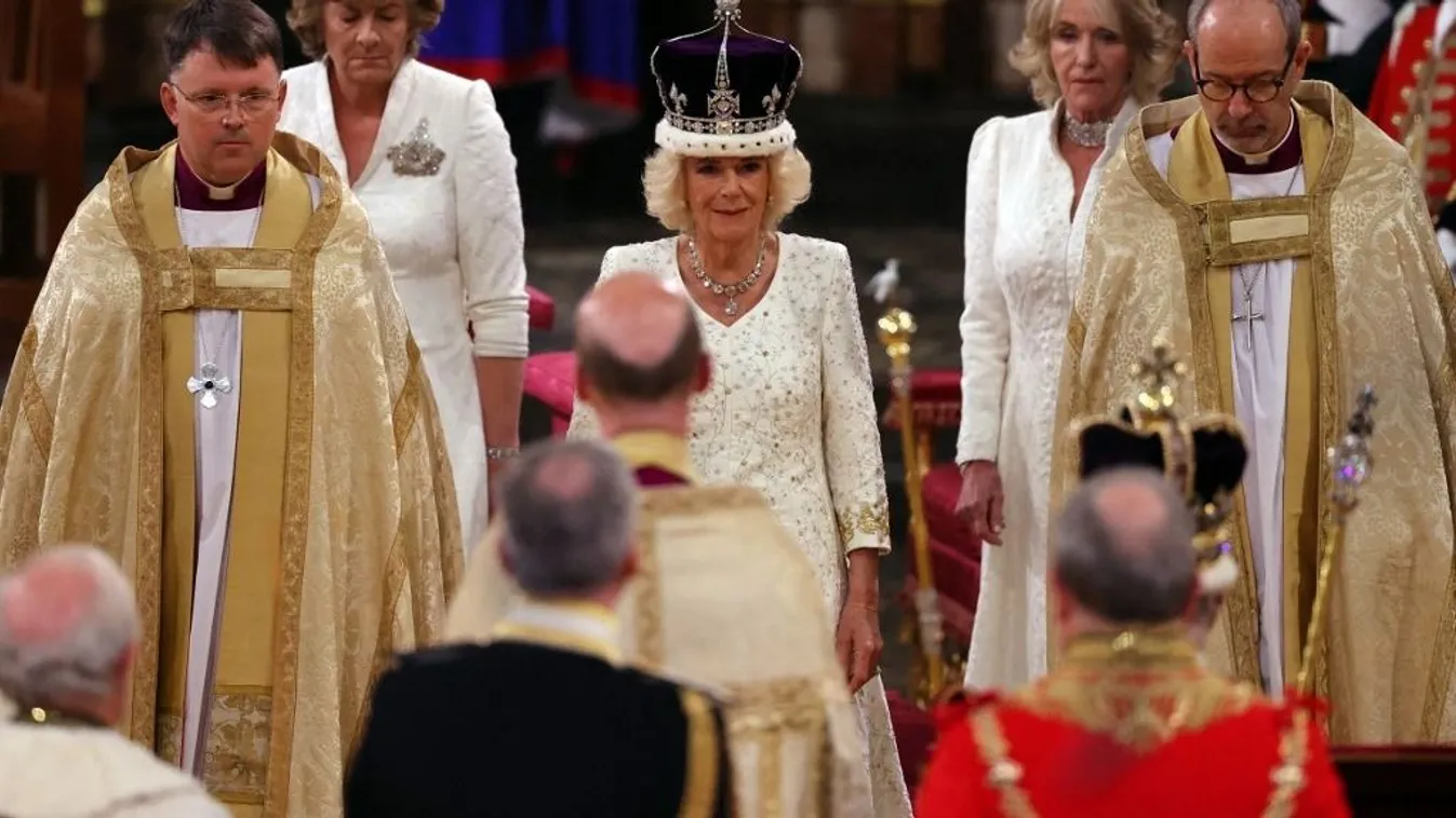 Így koronázták királlyá III. Károlyt, itt az ünnepélyes pillanat
