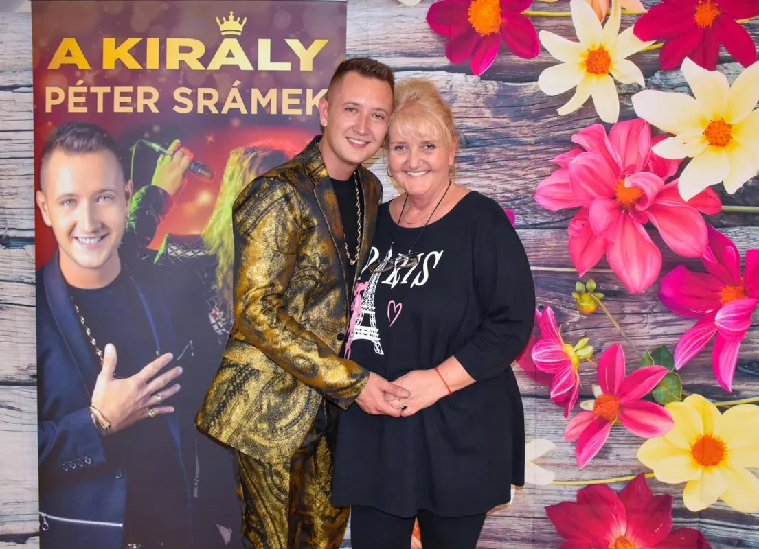 Peter Srámek édesanyjával