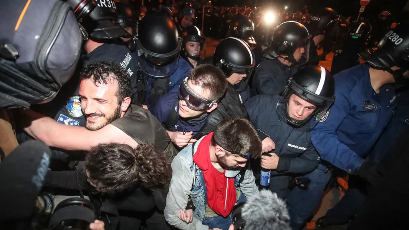 Erőszakoskodnak a tüntetők a rendőrökkel a Lendvay utcában