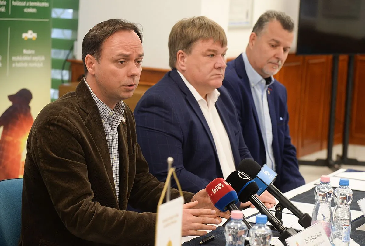 Mohosz sajtáj Nyitrai Zsolt Révész Máriusz