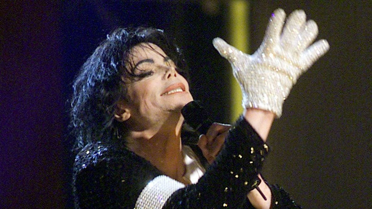 Michael Jackson, 2001. AFP PHOTO (Photo by BETH A. KEISER / POOL / AFP)