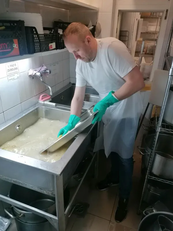 Juhász István egy elismert cég vezetőjeként állt mosogatófiúnak.