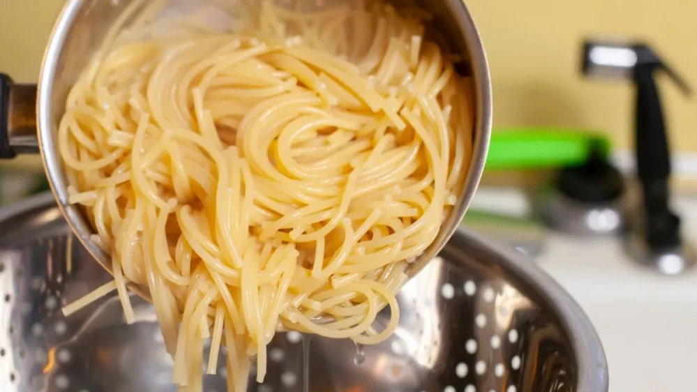 Preparing,To,Drain,Cooked,Spaghetti,In,A,Sink