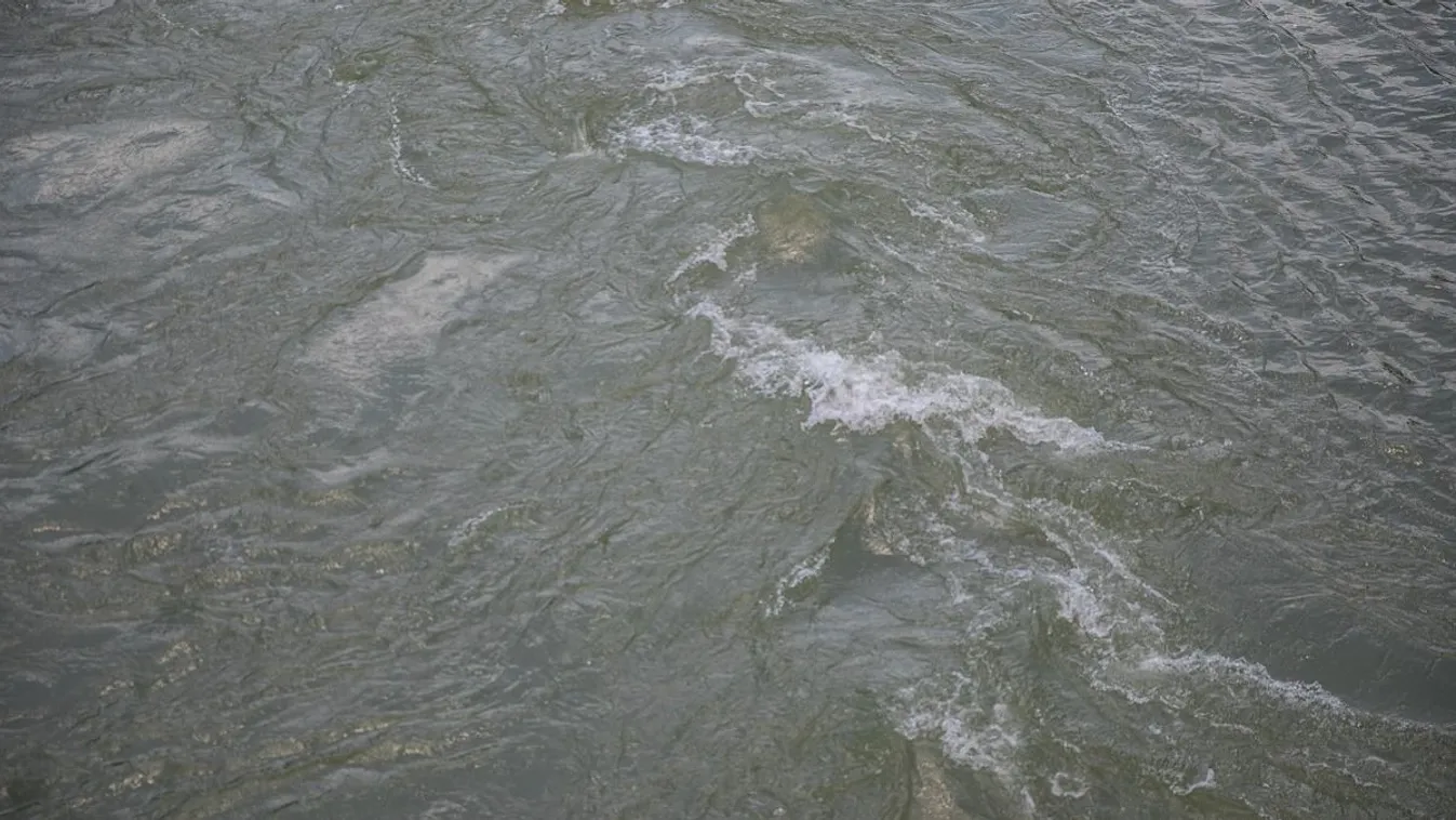 Négy férfi ugrott a Dunába egy hídról