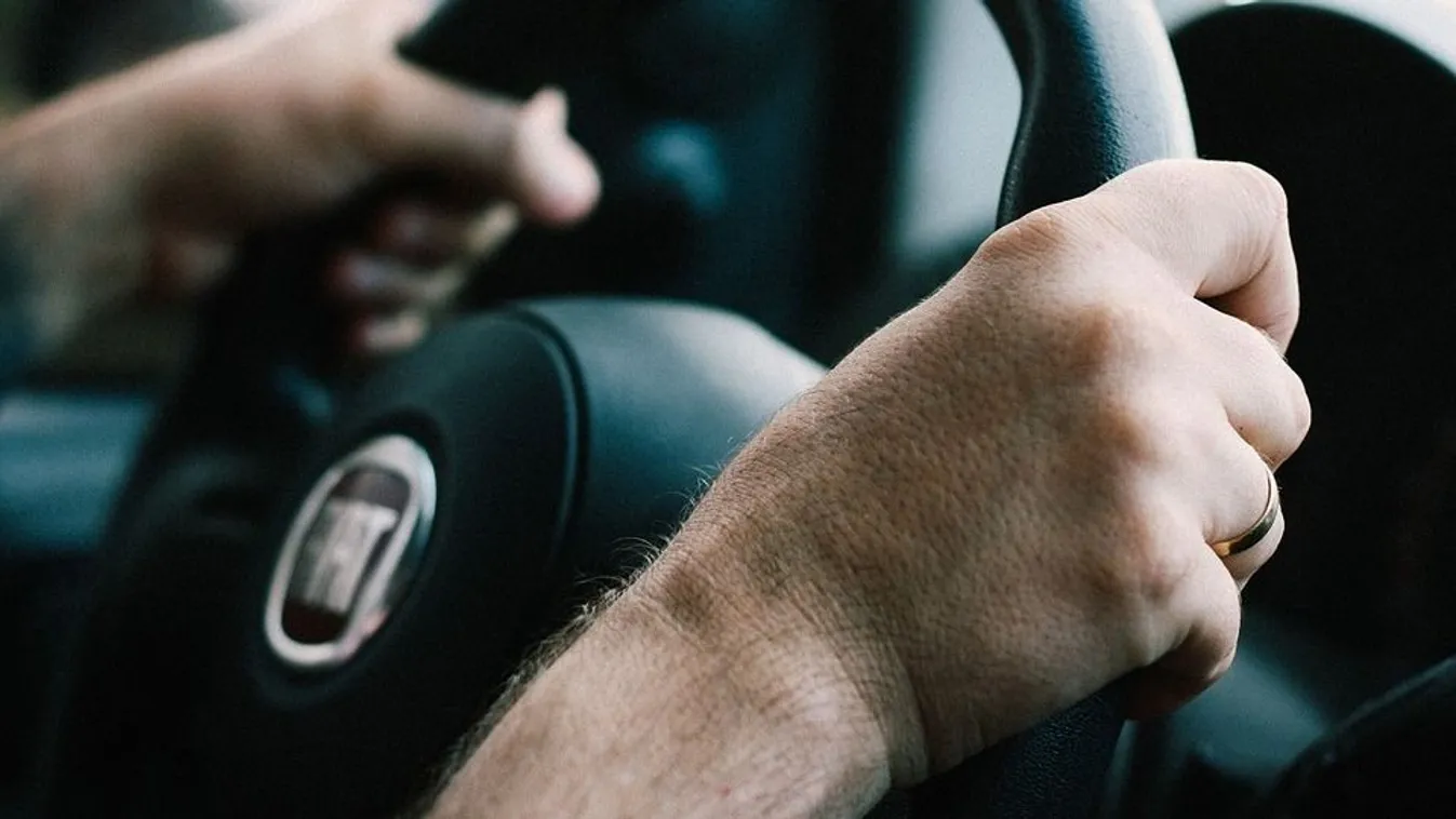 A lakóknak kellett kimenteniük a pórul járt turistákat