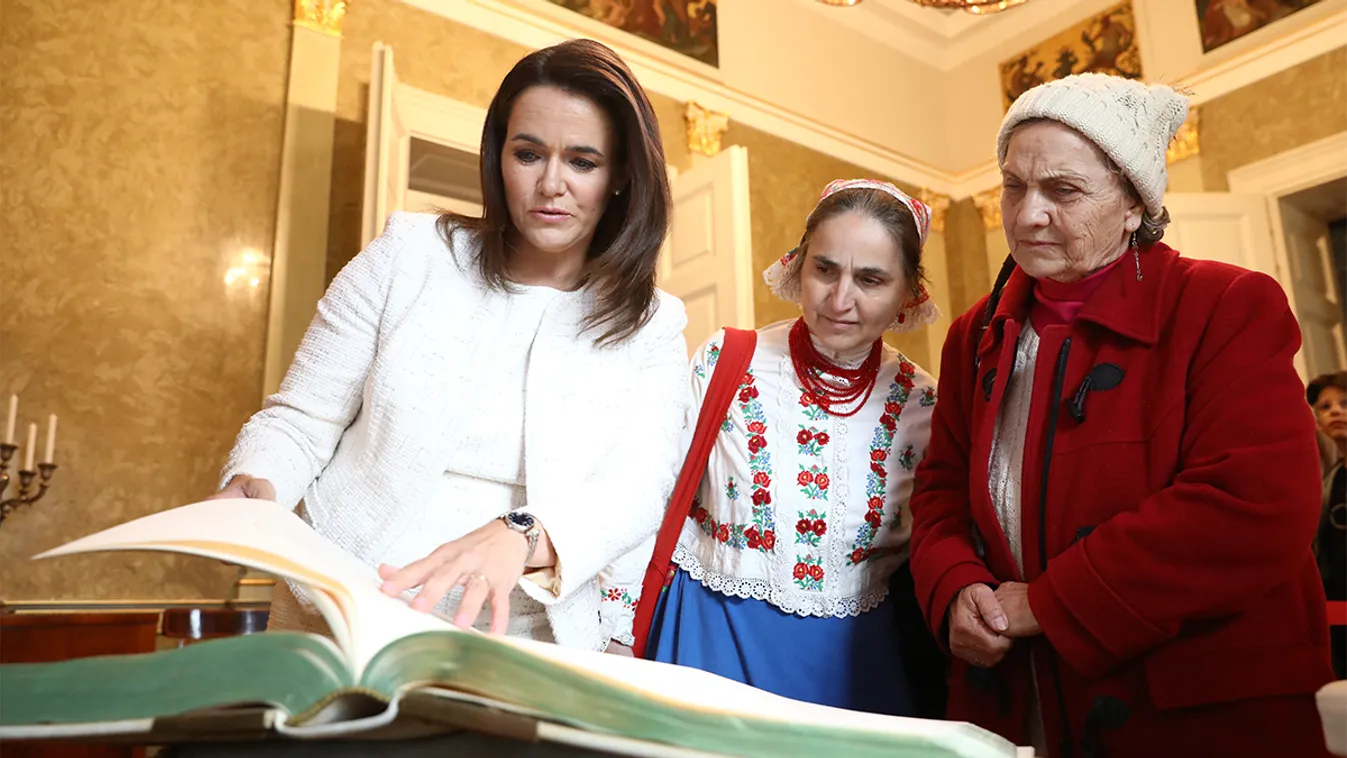 Novák Katalin állta a kíváncsiskodók rohamát - képgaléria