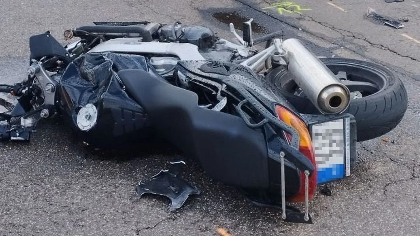 Szörnyethalt a teherautónak csapódott motoros - videó