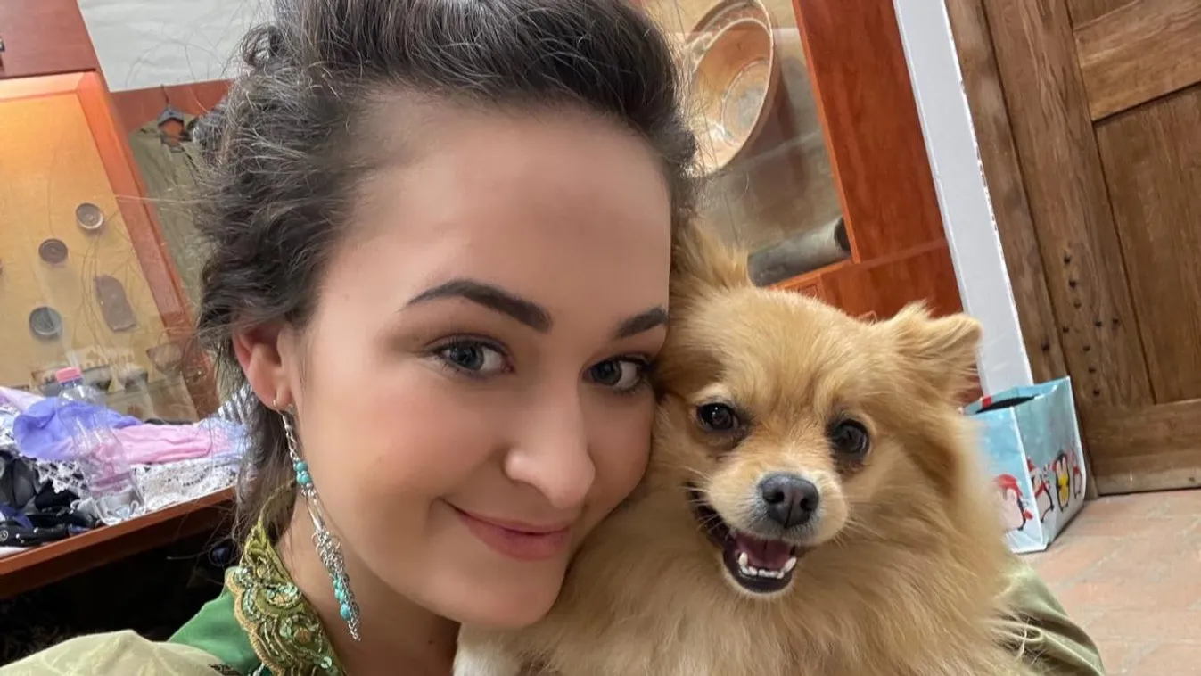 Hárman osztoznak az ágyon Jollyék