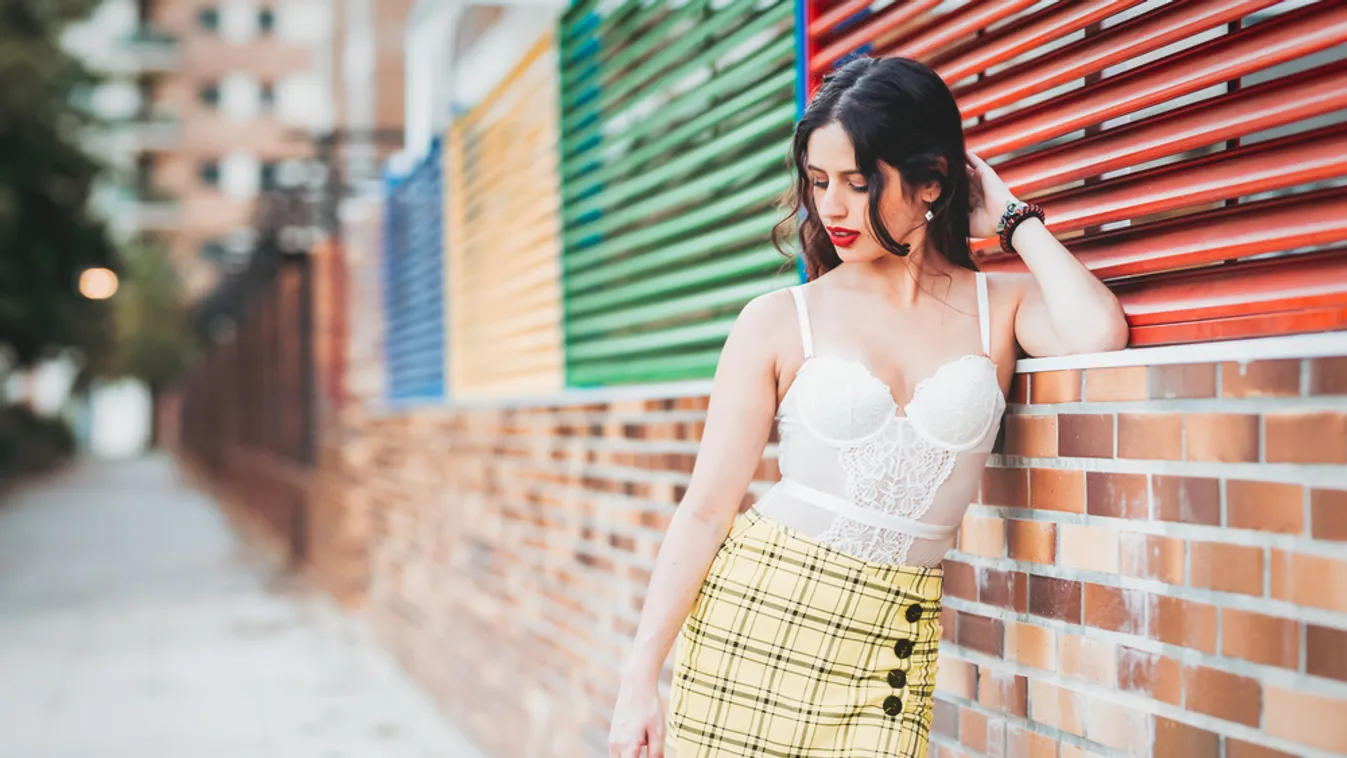 Villannak a női combok, idén nyáron jön a skort szoknya!