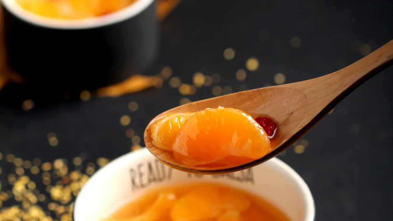 Benne hagyhatjuk-e a fakanalat az ételben főzés közben?