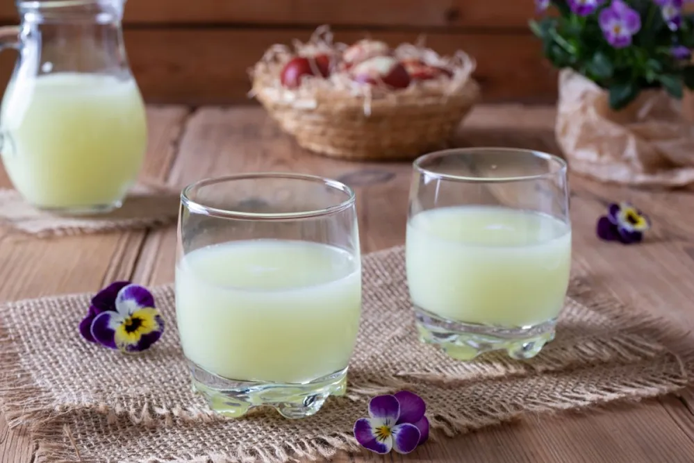 Fresh,Whey,In,Two,Glasses,And,A,Jug,,With,Pansy