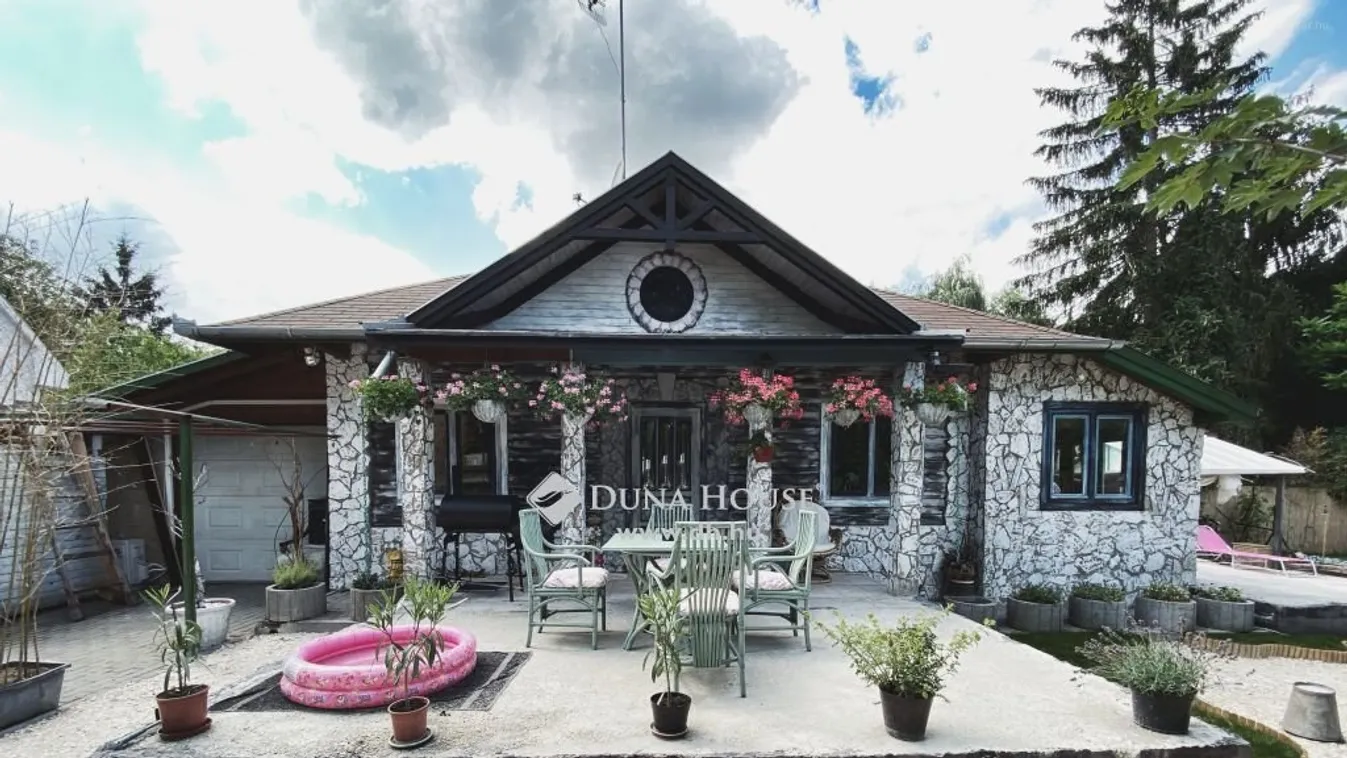 A hét otthona: élet a Hidegkúti úton, “erdő szélén, patak pa