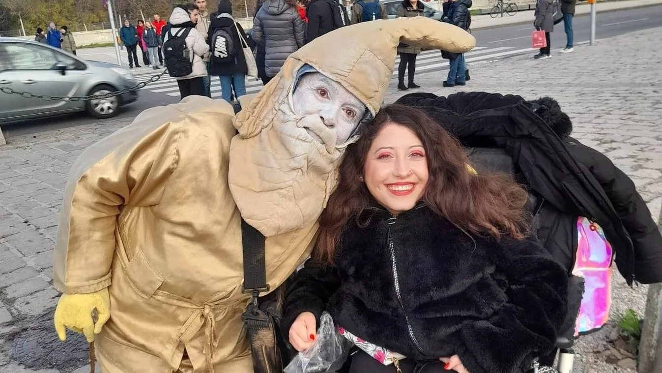 A közösségi médiában keres segítőt a kerekesszékes szépség