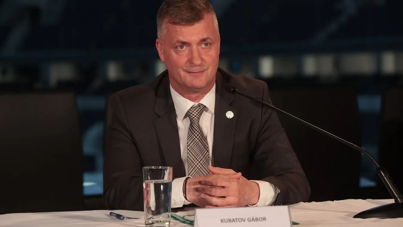 Itt a videó: Kubatov Gábor megmutatta a Fradi új mezét