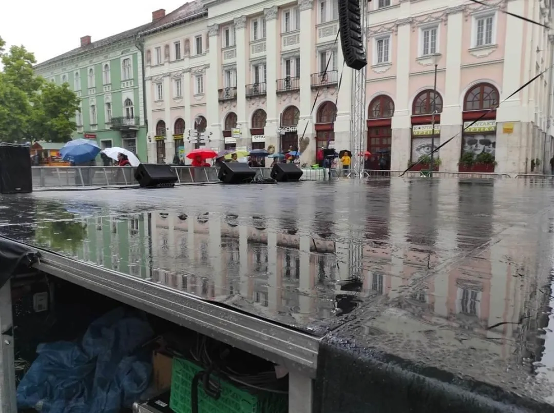 elmaradt koncert Gyöngyösön, Dolly