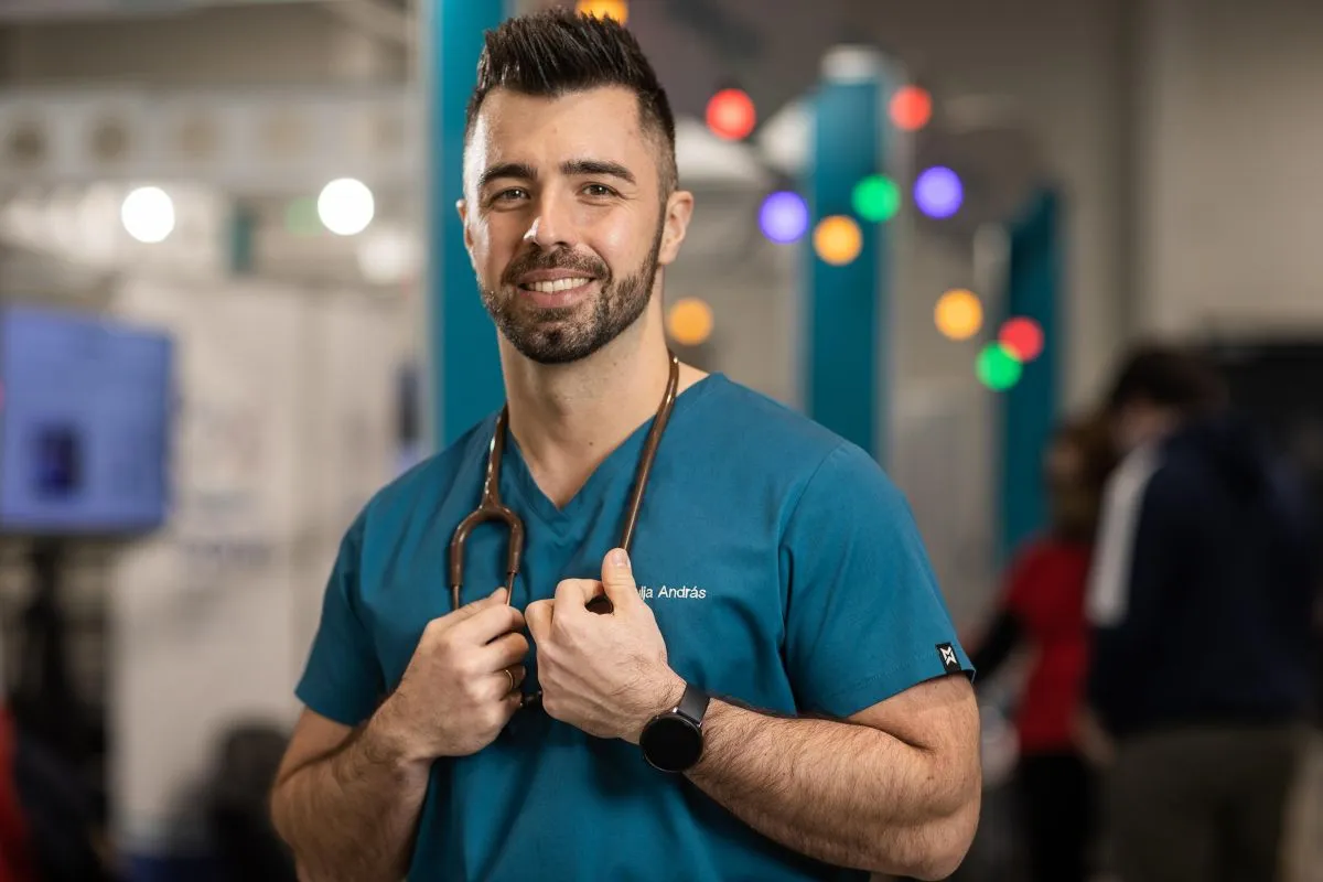 Dr. Kulja András sebész rezidens és tartalomgyártó, András Doktor, TikTok