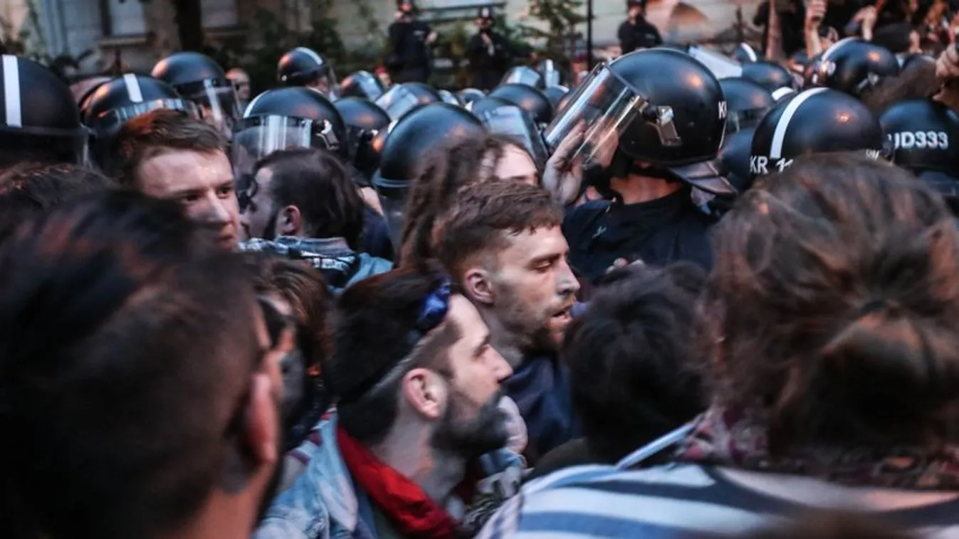 Fémtárgyakkal dobálták, zászlórudakkal szurkálták a rendőröket a baloldali tüntetők