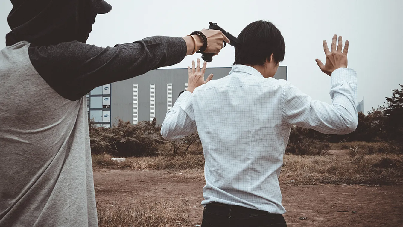 Fegyvert fogtak a migránsok a magyar juhász fejéhez - Videó