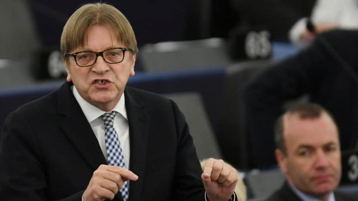 Belebukott a korrupciós botrányokba, otthagyja a politikai pályát Guy Verhofstadt