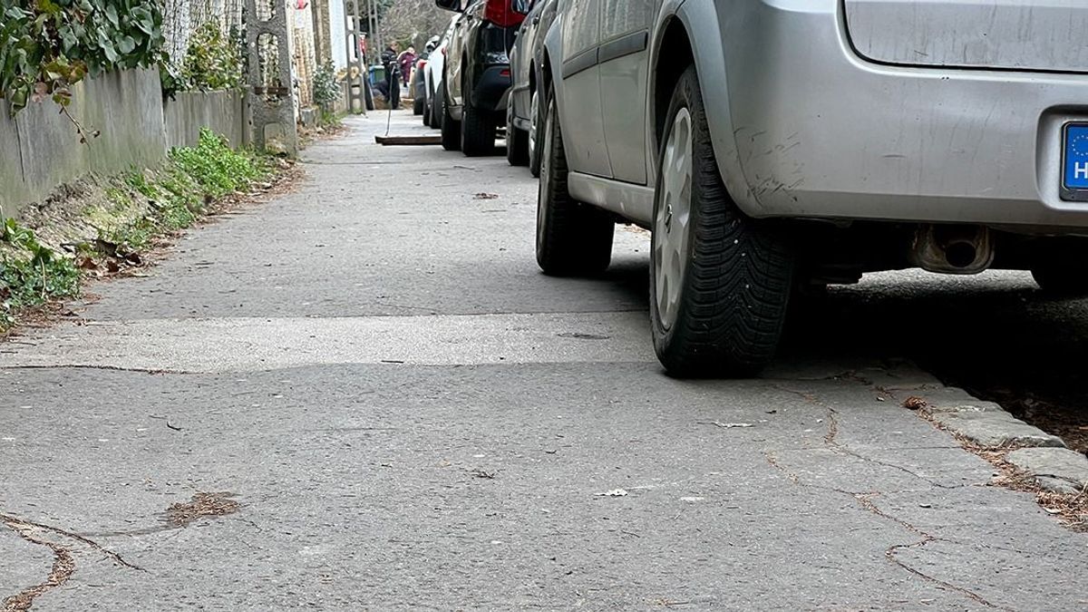 Pofátlanság: 30 ezer forintos büntetés, mert az autó árnyéka belógott a mozgáskorlátozott parkolóhelyre