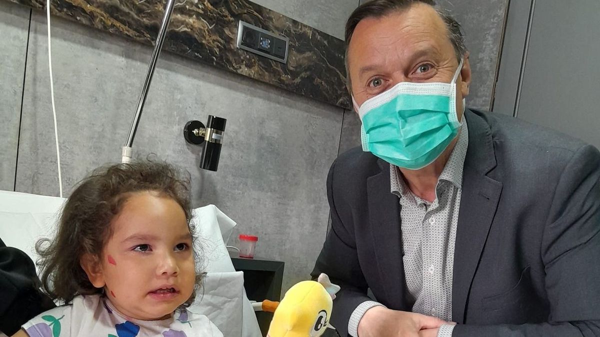 Világhírű sebésztől kapott új esélyt Laura, a 4 éves, ritka genetikai betegséggel küzdő kislány