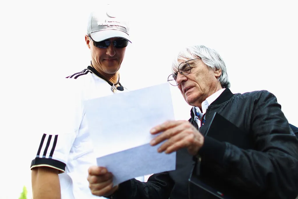 Ecclestone (jobbra) szerint Michael Schumacher tudná csak igazán segíteni a fiát