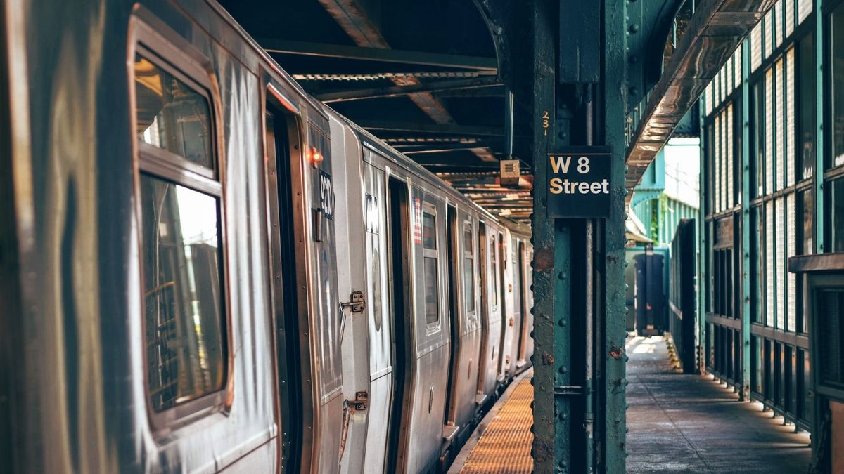 Meghalt egy 30 éves férfi a metrón - videó